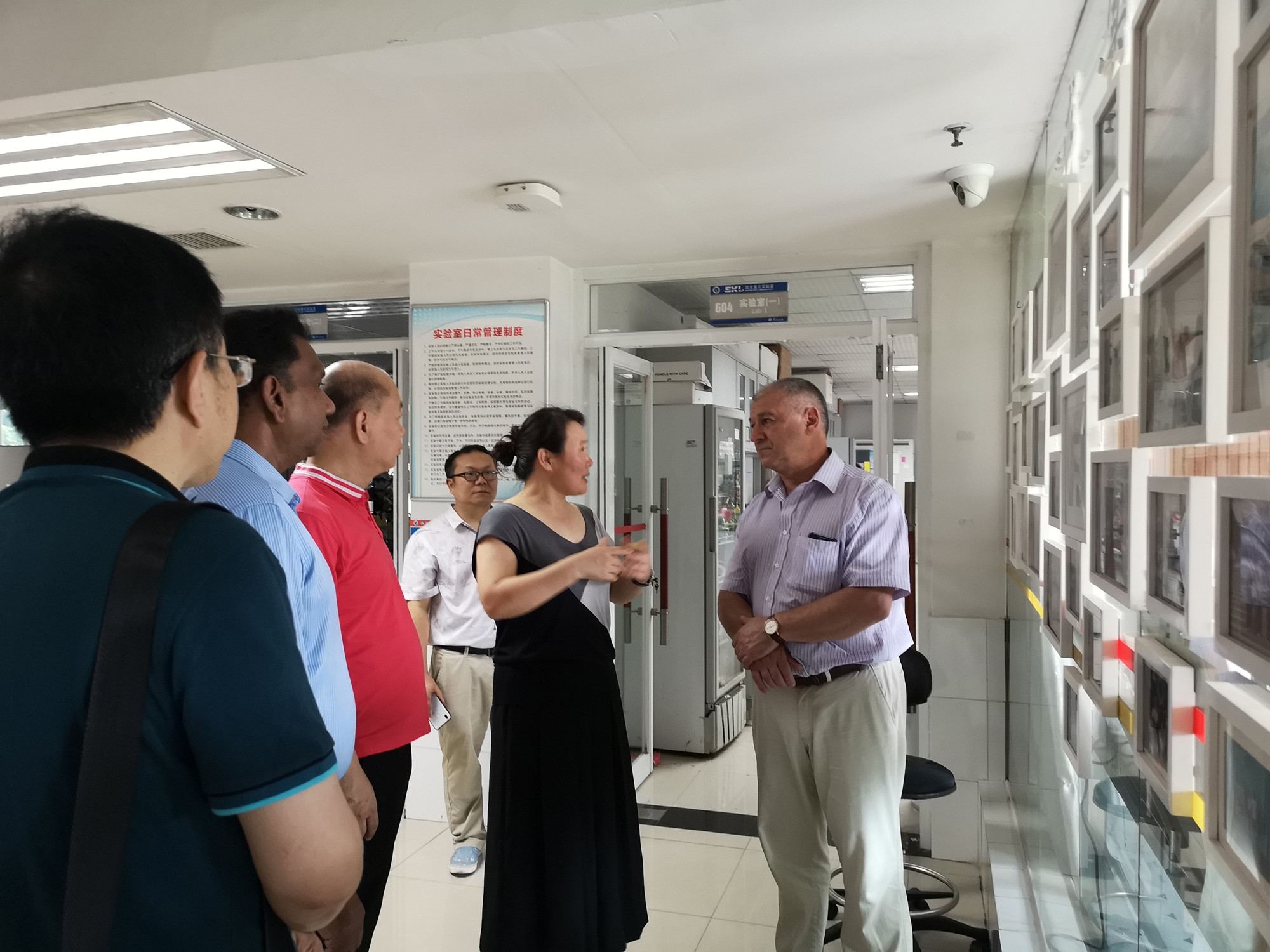 参观实验室.jpg